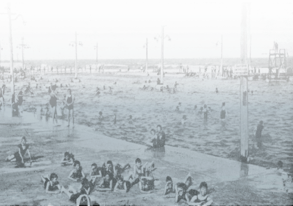 Photograph of Ocean Baths Newcastle from the 1920s.