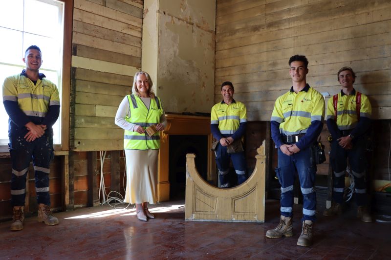 Lord-Mayor-Nuatali-Nelmes-with-workers-at-Shepherds-Hill-Cottage-interior-web-1.jpg